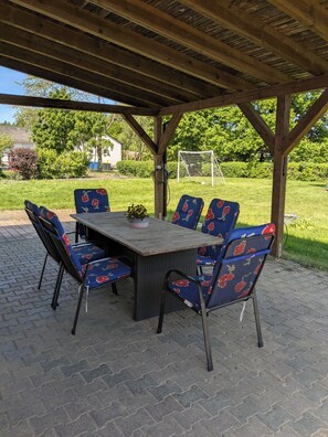 Outdoor dining - Vrbo Property (Dickenschied)