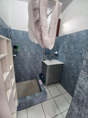 Haartrockner, Handtücher, Seife, Toilettenpapier