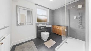 Ein modernes Badezimmer mit Dusche, Toilette und Waschbecken.