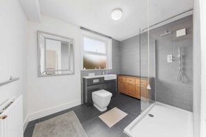 Shower, towels, toilet paper - 360 The Haven. A cosy home in the heart of Greenwich (London)