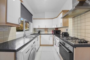 Microwave, oven, stovetop, dishwasher - 360 The Haven. A cosy home in the heart of Greenwich (London)