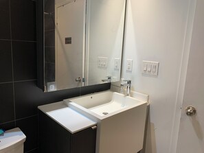 Bathroom - Beverly hotel (Owen Sound)