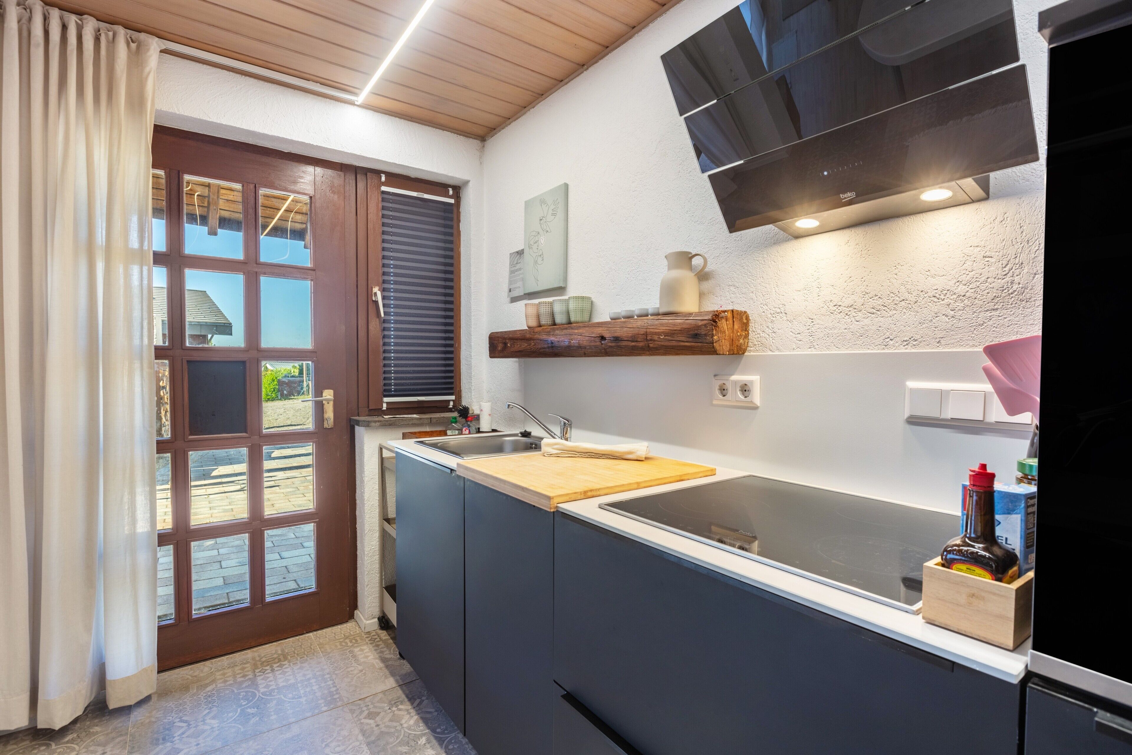 Wasserkocher mit Kaffee-/Teezubehör, Kühlschrank, Mikrowelle, Ofen