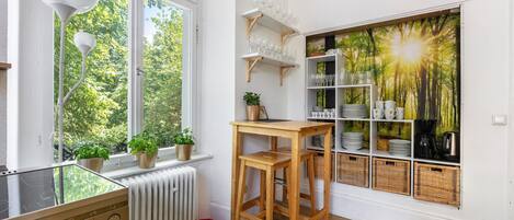 Wasserkocher mit Kaffee-/Teezubehör, Kühlschrank, Mikrowelle, Ofen