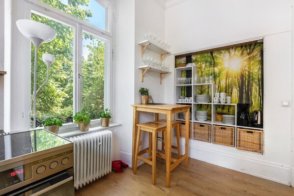 Fridge, microwave, oven, stovetop - Premium Loft Magnetfels – 100 sqm, Garden Hot Tub, 2 Saunas, Whirlpool Bath, 2 Bedrooms (Lenzkirch)