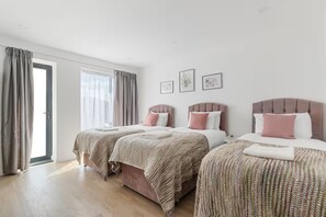 3 bedrooms, desk, iron/ironing board, free WiFi - Spacious 3-Bed Home Near ExCeL London (London)