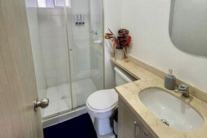 Ein Badezimmer mit Toilette, Waschbecken und Dusche.