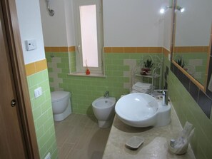 Comfort-Doppelzimmer, Bergblick | Badezimmer