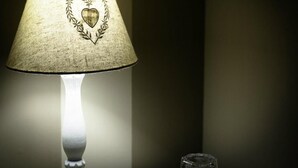 A lamp with a heart-shaped design on the lampshade. - Antico Portale (Acquasparta)