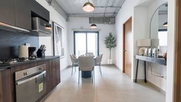 Suite, Balcony, City View | Living area