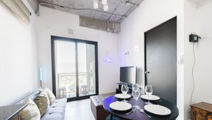 Phòng Suite tiện nghi đơn giản, ban công, quang cảnh thành phố | Phòng ăn