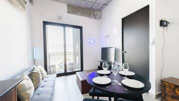 Comfort Suite, Balcony, City View | Dining room