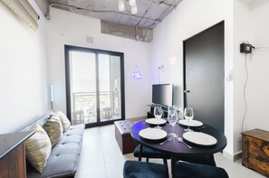 Comfort Suite, Balcony, City View | Dining room