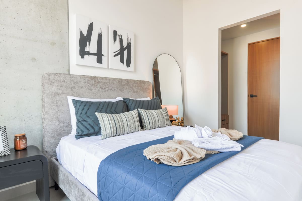 Suite, Balcony, City View