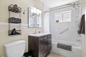 Shower, hair dryer, towels, shampoo - #StayinMyDistrict Twin Falls near Canyon (Twin Falls)