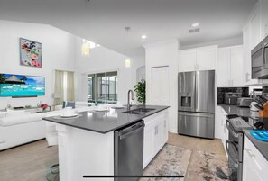 Private kitchen - Stunning Kissimmee 5 Bedroom Villa with Pool Near Disney World and Epic Universe (Kissimmee)