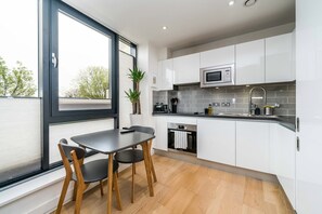 Fridge, microwave, dishwasher, coffee/tea maker - Stylish Flat by Victoria Park (London)