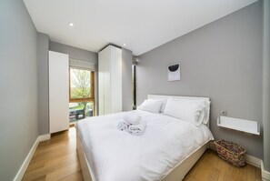 1 bedroom, desk, iron/ironing board, Internet - Stylish Flat by Victoria Park (London)