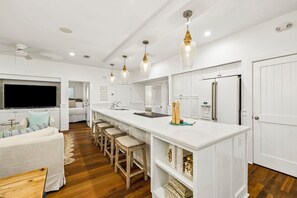 3 bedrooms, free WiFi, bed sheets - Newly Listed Home with Community Pool, Screened-in Porch and Grill (Seacrest Beach)