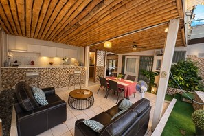 Outdoor dining - Vrbo Property (Dzaoudzi)