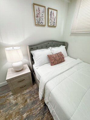 2 bedrooms, WiFi, bed sheets - Velvet&Rose|Elegant Private 2BR Suite|Free Parking|Wi-Fi (Winnipeg)