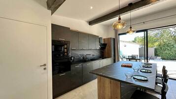 Coffee/tea maker, fridge, microwave, oven