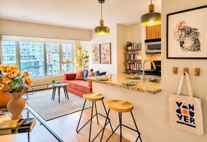 TV, fireplace, offices - ALTA l Downtown l Free Parking, Pool, Hot Tub, Gym (Vancouver)