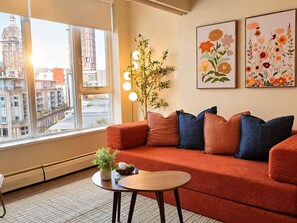 TV, fireplace, offices - ALTA l Downtown l Free Parking, Pool, Hot Tub, Gym (Vancouver)