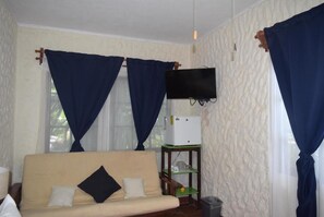 Basic Room, Courtyard View | Living area - Hotel Casa el Moro (Puerto Morelos)