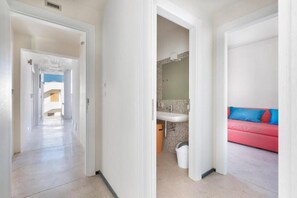 Superior suite, 2 slaapkamers, balkon, uitzicht op zee | Interieur