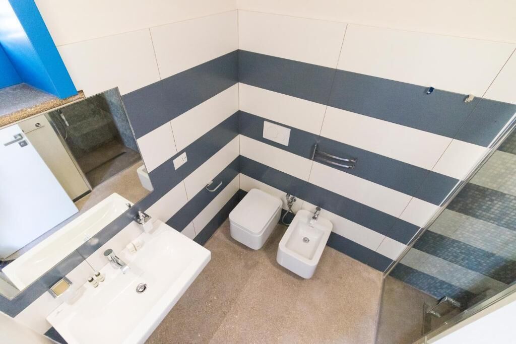 Ein Badezimmer mit Waschbecken, Bidet und Toilette.
