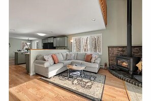 Smart TV - 3-bedroom condo in peaceful Campton with air conditioning (Campton)