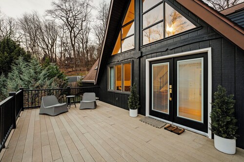 Modern Wooded A-Frame • Firepit, Playroom & Game Room • Family-Friendly