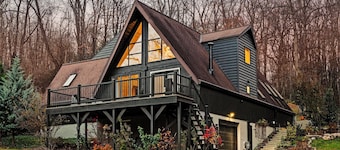 Modern Wooded A-Frame • Firepit, Playroom & Game Room • Family-Friendly
