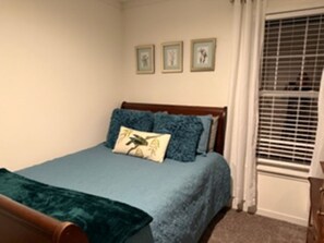 Room - Enjoyable 3-bedroom house with AC in charming Lamoine (Lamoine)