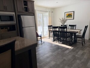 Dining - Enjoyable 3-bedroom house with AC in charming Lamoine (Lamoine)