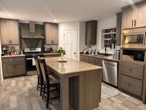 Private kitchen - Enjoyable 3-bedroom house with AC in charming Lamoine (Lamoine)