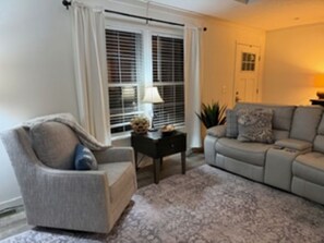 Living area - Enjoyable 3-bedroom house with AC in charming Lamoine (Lamoine)