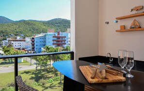 Apartment | Outdoor dining - Charme e Conforto - 400m Praia de Palmas (Governador Celso Ramos)