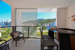 Apartment | Outdoor dining - Charme e Conforto - 400m Praia de Palmas (Governador Celso Ramos)