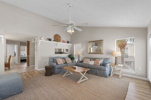 TV - 3BR Townhome | FREE Beach Setup + Coastal Style (Destin)