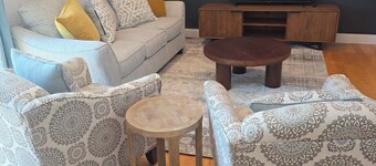 Beautiful 2-bedroom condo in Beverly 1 Mile to Salem