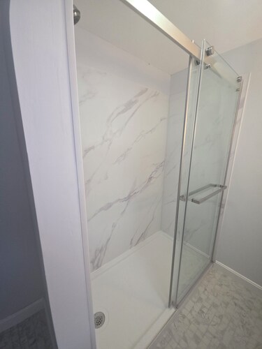 Beautiful 2-bedroom condo in Beverly 1 Mile to Salem