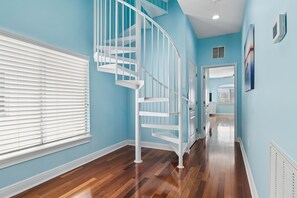 Interior - Jazzy's Waterfront Cove w/ Heated Pool & Rooftop, Walk to the Beach (Clearwater)