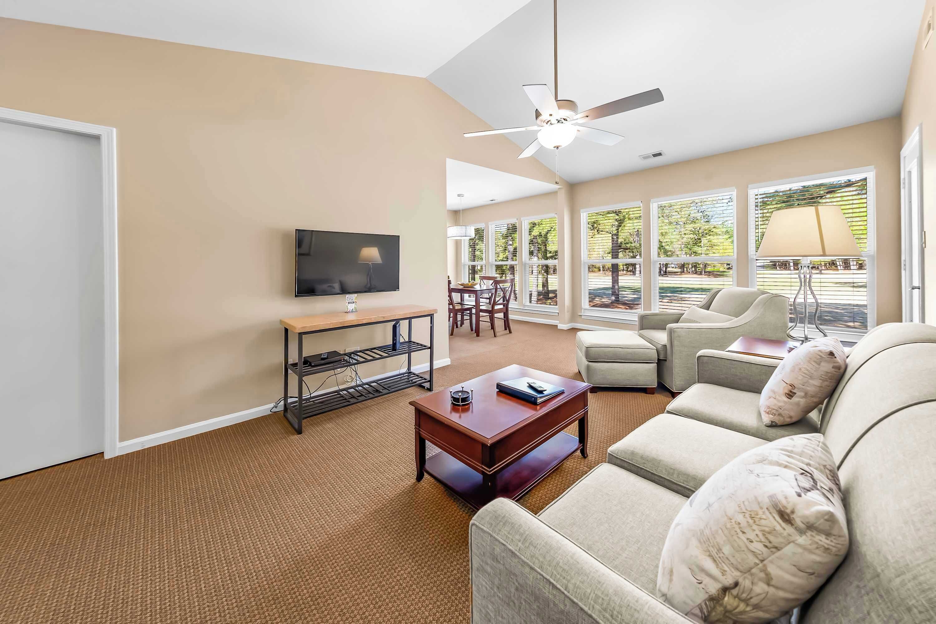 Luxury Condo With Golf Course Views, Pools & Resort Access! - 뉴 베른