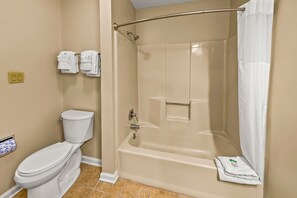Shower, hair dryer, towels, shampoo - Golf & Pool Condo Family Friendly in New Bern (New Bern)