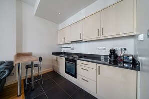 Fridge, oven, stovetop, dishwasher - Bright Queen's Park 1 bed apt (Greater London)