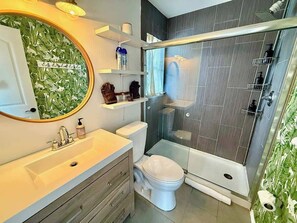 Dusche, Haartrockner, Shampoo