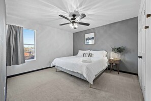 4 bedrooms, iron/ironing board, WiFi, bed sheets - Huge Home near Family Water Park- Fully Stocked (Temple)