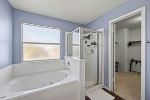 Shower, hair dryer, towels, shampoo - Huge Home near Family Water Park- Fully Stocked (Temple)